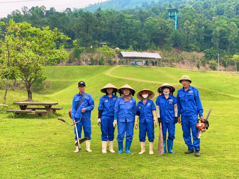 nhan vien cham soc canh quan 1